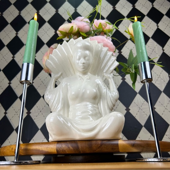 Large Flower Vase Japanese Porcelain Seated Figure With Fan-Form Opening 10” - Picture 9 of 17